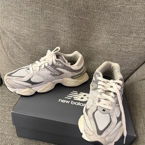 New Balance Women's White and Gray Athletic Sneakers Style U 9060 Unisex Size 8